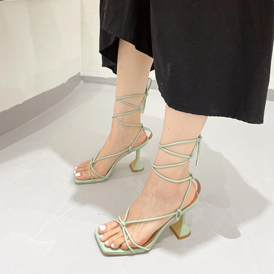 Модерни сандали на ток с тънки каишки