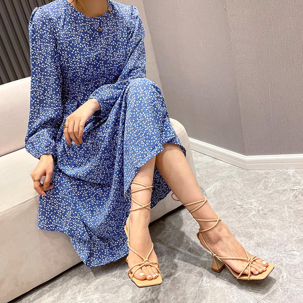 Модерни сандали на ток с тънки каишки