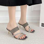 Дамски чехли на ток и каишки с декоративни камъни