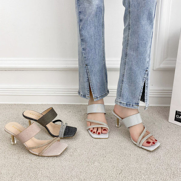 Дамски чехли на ток и каишки с декоративни камъни