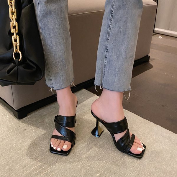 Дамски чехли с ток и широки каишки