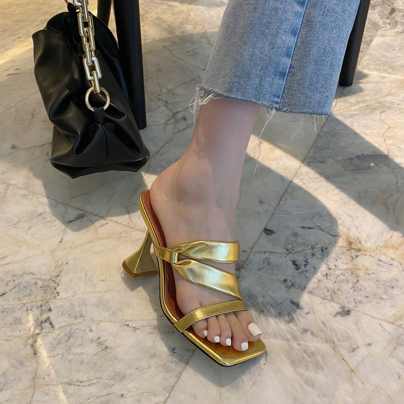 Дамски чехли с ток и широки каишки