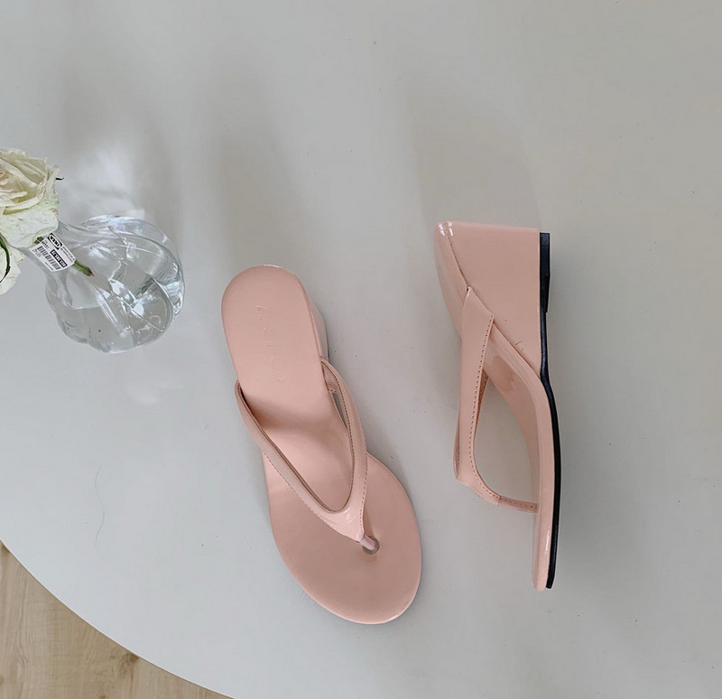 Нов модел дамски кожени чехли през пръсти