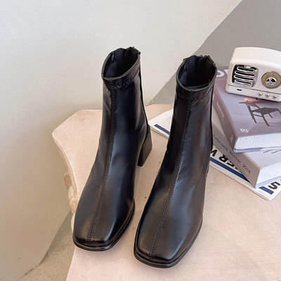 Дамски кожени боти с цип в черен и бял цвят