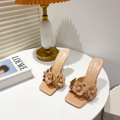 Női papucs új modellje 3D elemmel és 8 cm magas sarokkal