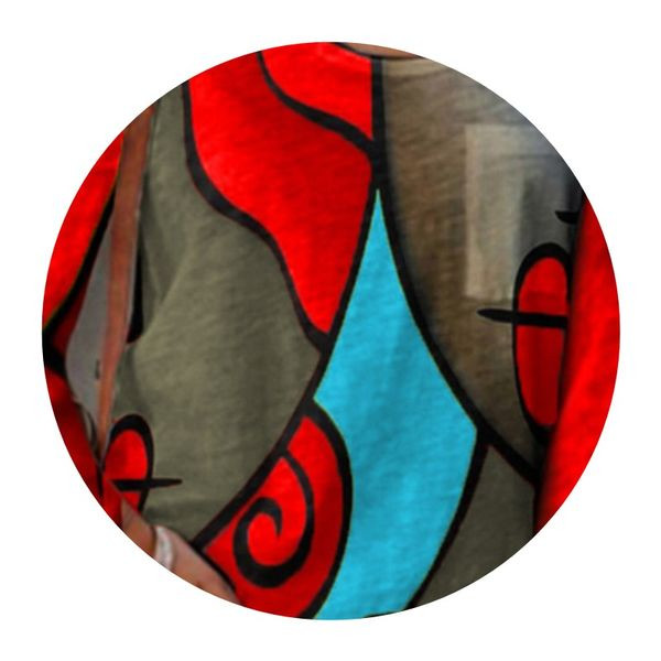 Цветна дамска блуза с овално декотле 