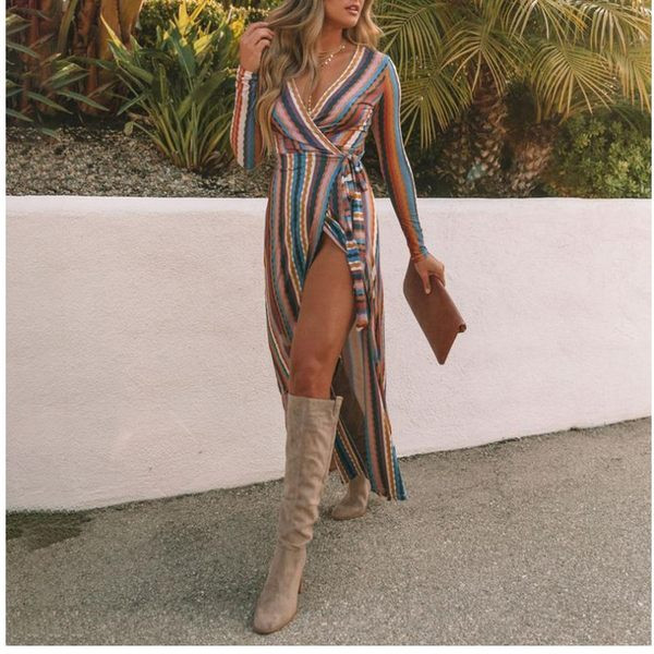 Раирана дамска рокля с дълъг ръкав и шпиц деколте