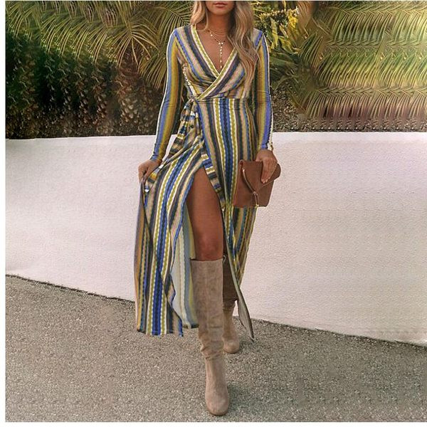 Раирана дамска рокля с дълъг ръкав и шпиц деколте