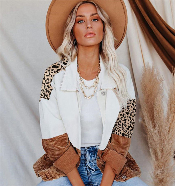 Дамско яке с копчета и класическа яка 