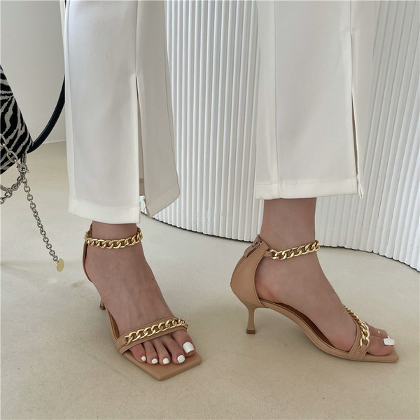 Дамски сандали с метална декорация и метална декорация 