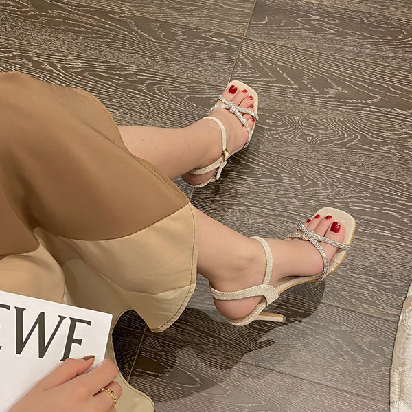 Модерни сандали с ток и камъни 