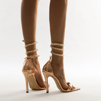 Елегантни сандали в златист цвят с декоративни камъни