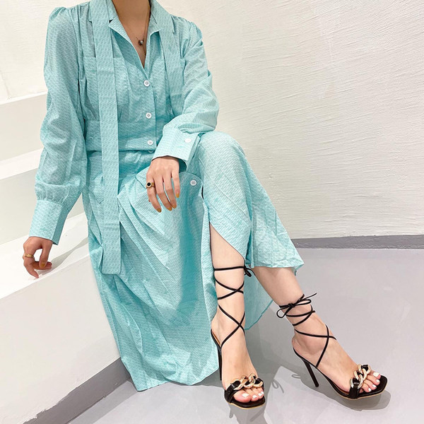 Дамски сандали с висок тънък ток и метална декорация 