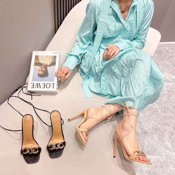 Дамски сандали с висок тънък ток и метална декорация 