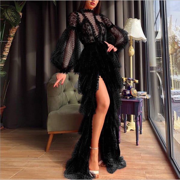 Модерна дамска рокля в черен цвят и цепка