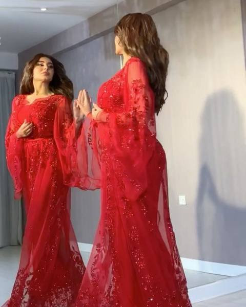 Стилна дамска дълга рокля с разкроени ръкави и бродерия