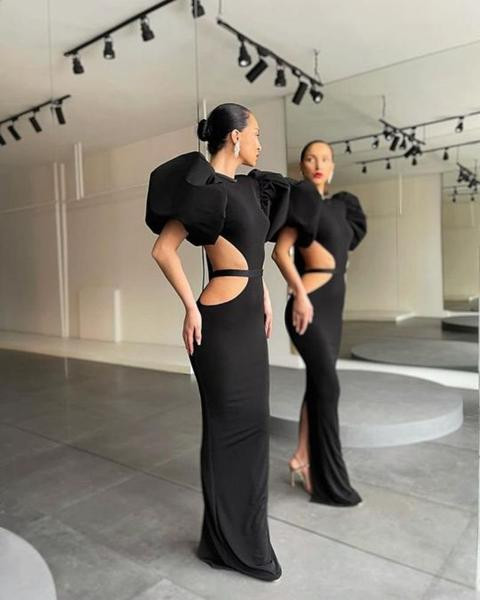 Елегантна рокля с колан и изрязани части в черен цвят