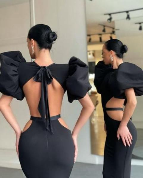 Елегантна рокля с колан и изрязани части в черен цвят