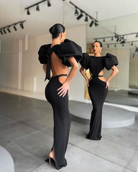 Елегантна рокля с колан и изрязани части в черен цвят