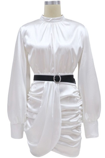 Сатенена дамска рокля с дълъг ръкав 