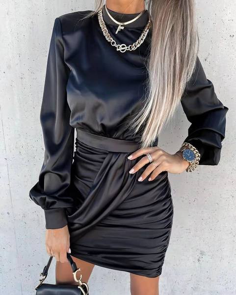 Сатенена дамска рокля с дълъг ръкав 