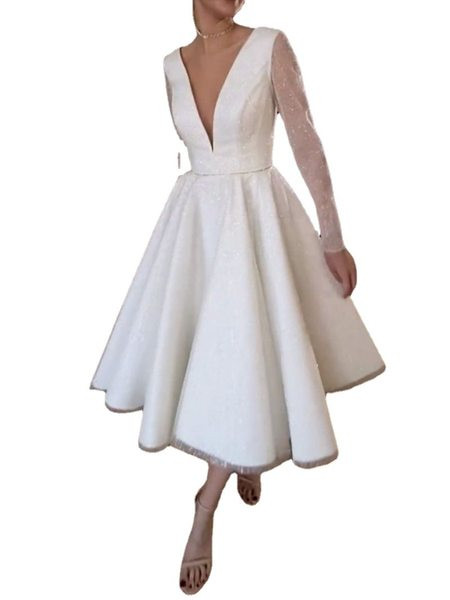 Елегантна разкроена рокля с лъскав ефект - средна дължина