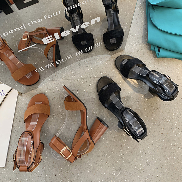 Ежедневни сандали с катарама и дебел ток 