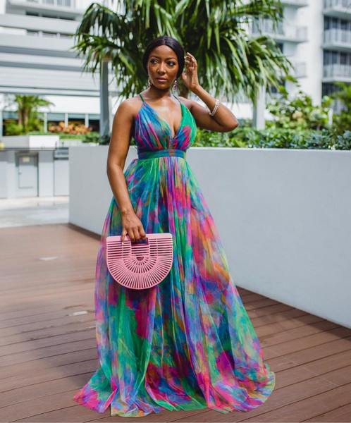 Разкроена рокля от тюл в преливащи се цветове