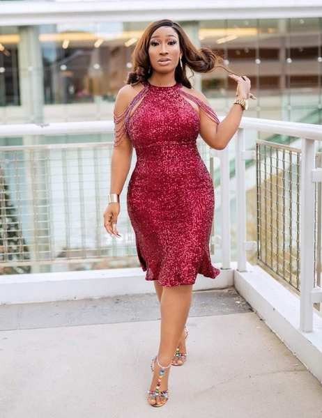 Актуална дамска рокля с лъскав ефект