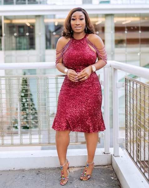 Актуална дамска рокля с лъскав ефект