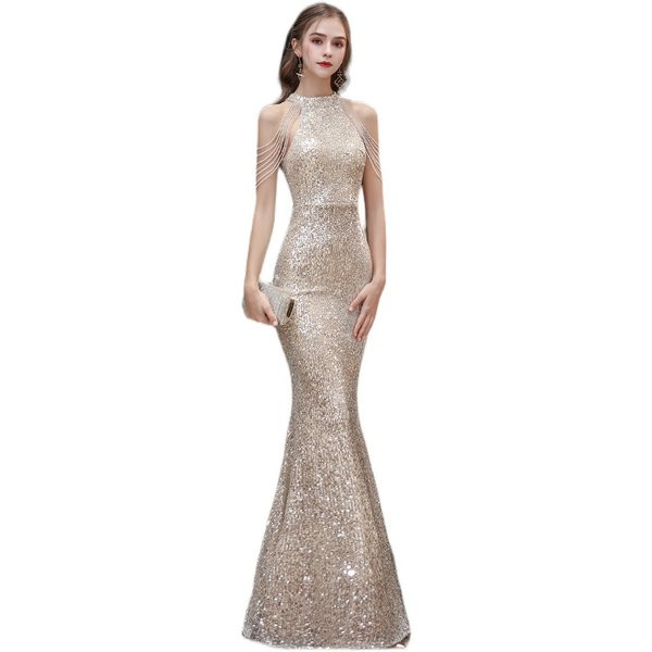 Елегантна дълга рокля с лъскав ефект и декоративни камъни