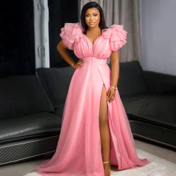 Дълга дамска рокля с буфан ръкави и шпиц деколте 