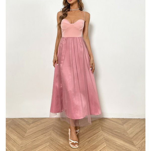 Moodne naiste kleit rinnaka ja tülli alläärega