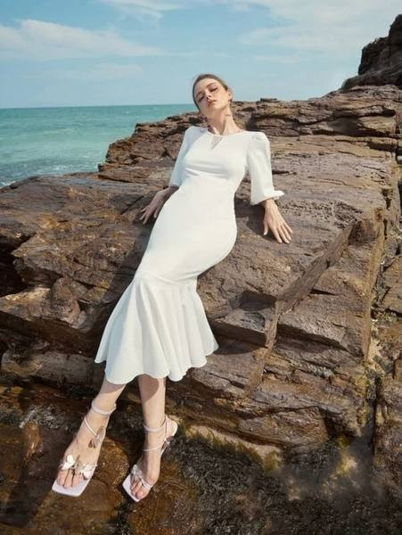 Модерна дамска рокля с 7/8 ръкав - бял цвят