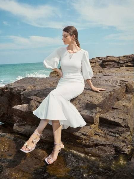 Модерна дамска рокля с 7/8 ръкав - бял цвят