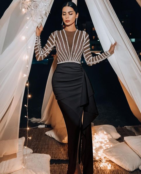 Stiilsed naiste kleidi lokid ja lõhik