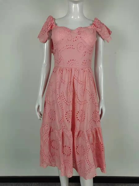 Pitsi ja lokkidega naiste kleit