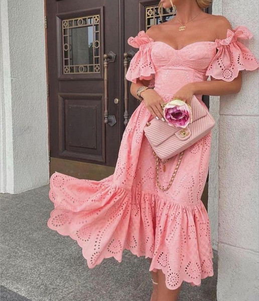 Pitsi ja lokkidega naiste kleit