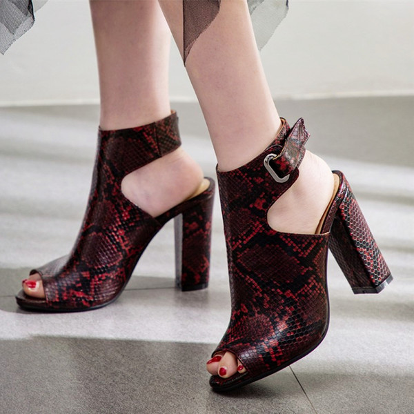 Moderne sandale s visokom petom i životinjskim printom