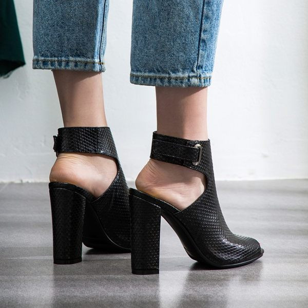 Moderne sandale s visokom petom i životinjskim printom