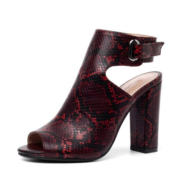 Moderne sandale s visokom petom i životinjskim printom