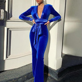 Modern bársony jumpsuit mély nyakkivágással