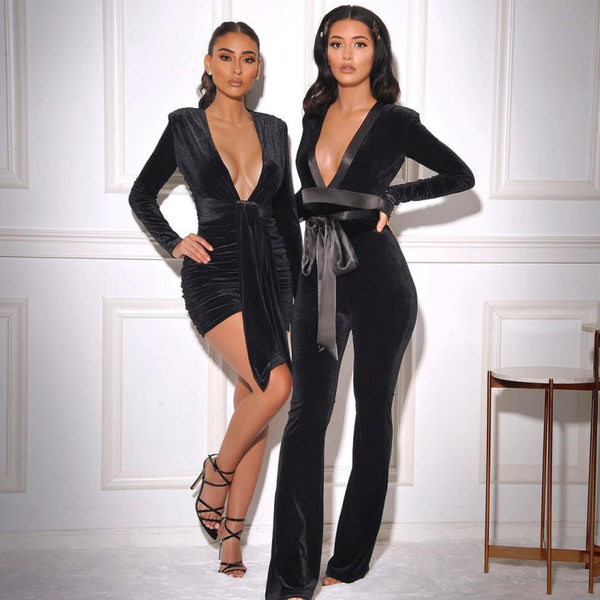 Модерен кадифен гащеризон с дълбоко деколте