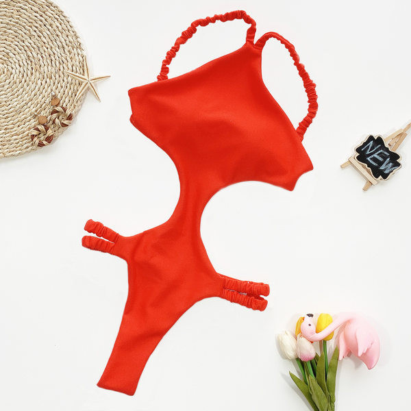 Цял бански с изрязани части 