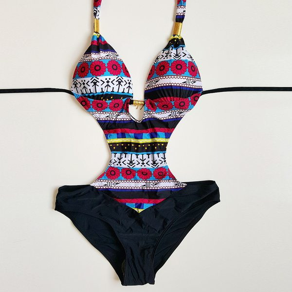 Цветен цял бански костюм с изрязана част