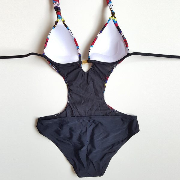 Цветен цял бански костюм с изрязана част