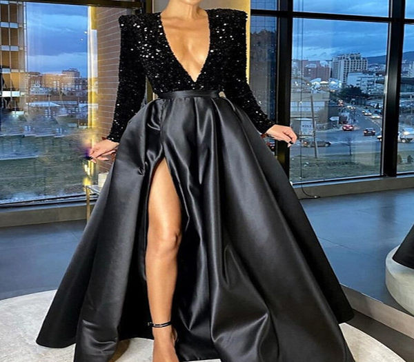 Stiilne sügava dekoltee ja lõhikuga naiste kleit – mitut värvi