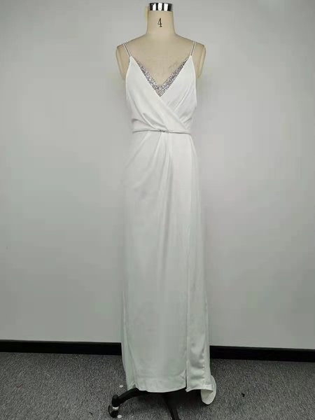 Pikk lõhiku ja kivikestega naiste kleit