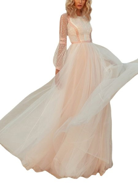 Pikk valge tülliga naiste kleit