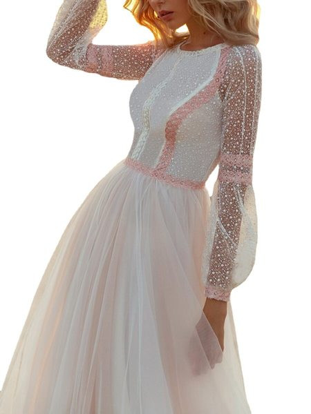 Pikk valge tülliga naiste kleit